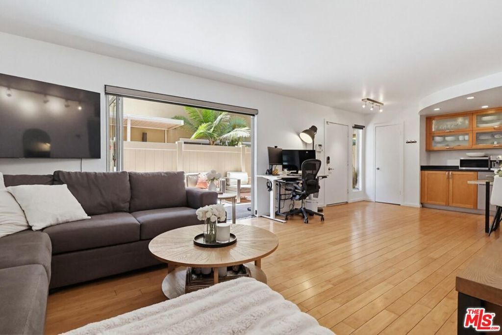 Image 6 of property listing at 970 Palm Avenue 101, West Hollywood, CA 90069