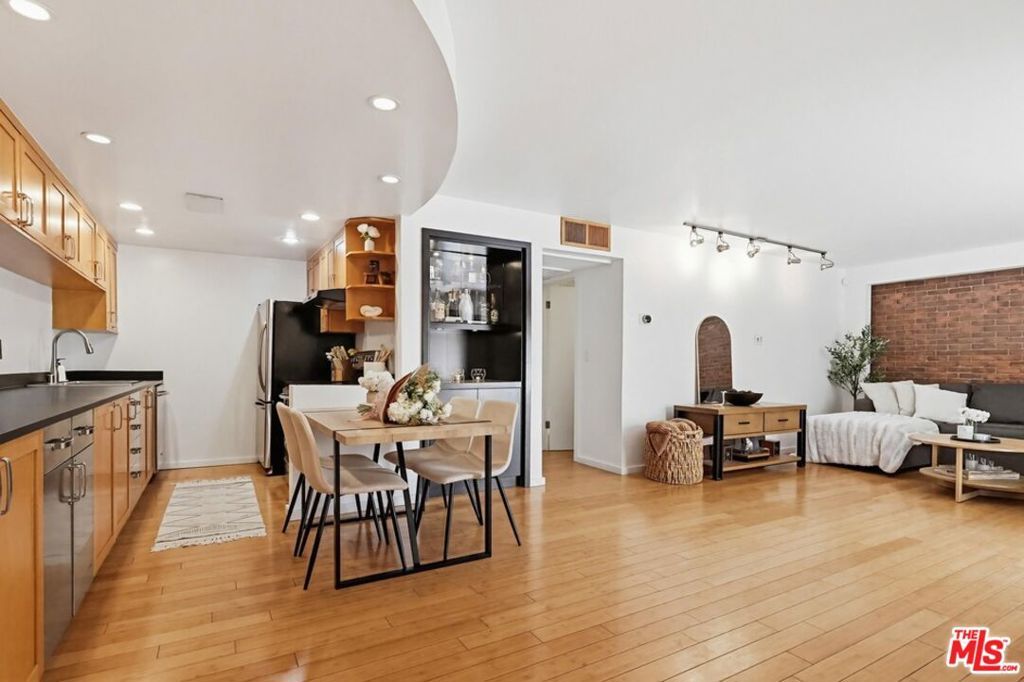 Image 8 of property listing at 970 Palm Avenue 101, West Hollywood, CA 90069