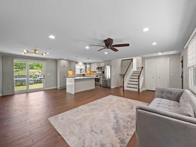 600 S SPRINGINSGUTH Road, Schaumburg, IL 60193
