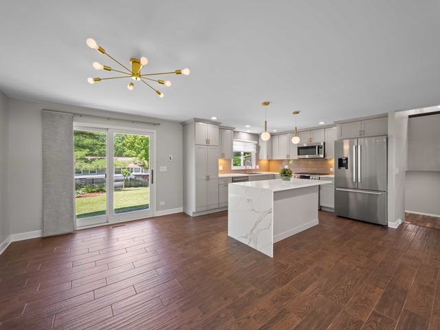 600 S SPRINGINSGUTH Road, Schaumburg, IL 60193