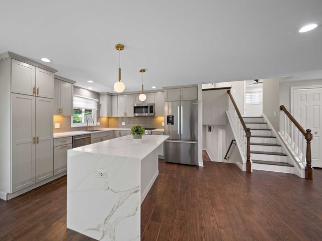 600 S SPRINGINSGUTH Road, Schaumburg, IL 60193