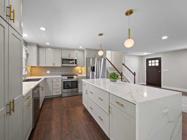 600 S SPRINGINSGUTH Road, Schaumburg, IL 60193