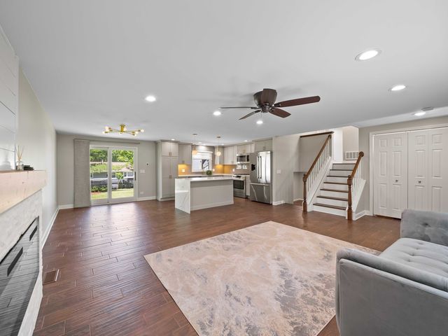 600 S SPRINGINSGUTH Road, Schaumburg, IL 60193