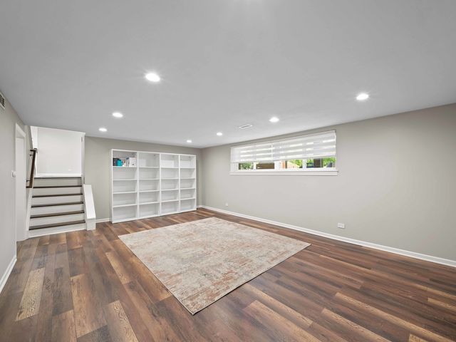 600 S SPRINGINSGUTH Road, Schaumburg, IL 60193