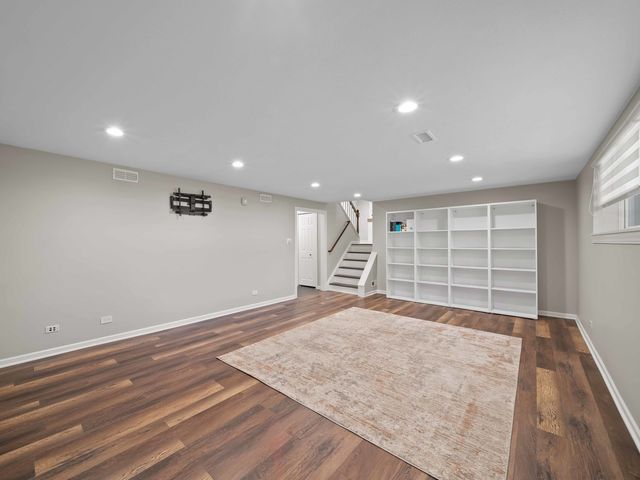 600 S SPRINGINSGUTH Road, Schaumburg, IL 60193