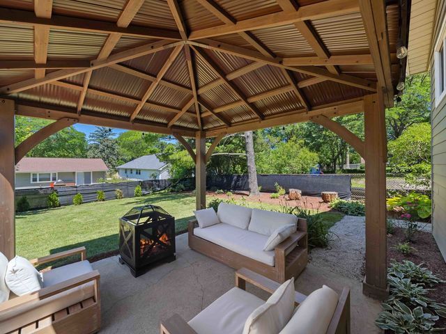 600 S SPRINGINSGUTH Road, Schaumburg, IL 60193
