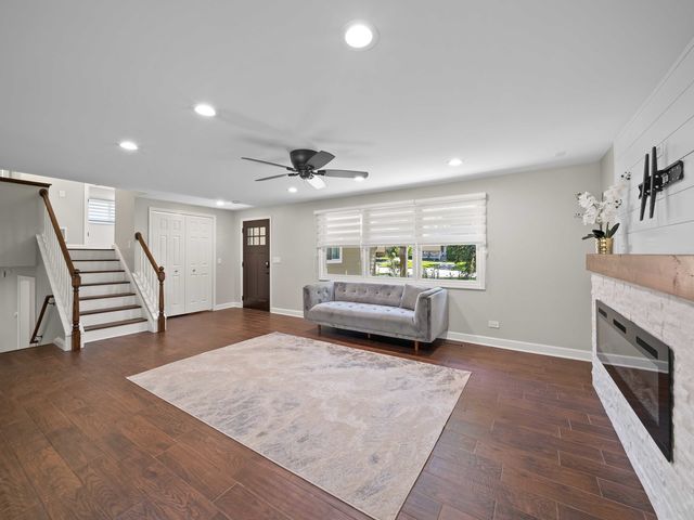 600 S SPRINGINSGUTH Road, Schaumburg, IL 60193