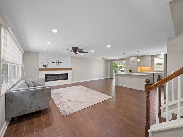 600 S SPRINGINSGUTH Road, Schaumburg, IL 60193
