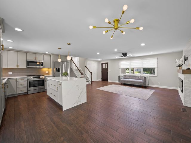 600 S SPRINGINSGUTH Road, Schaumburg, IL 60193