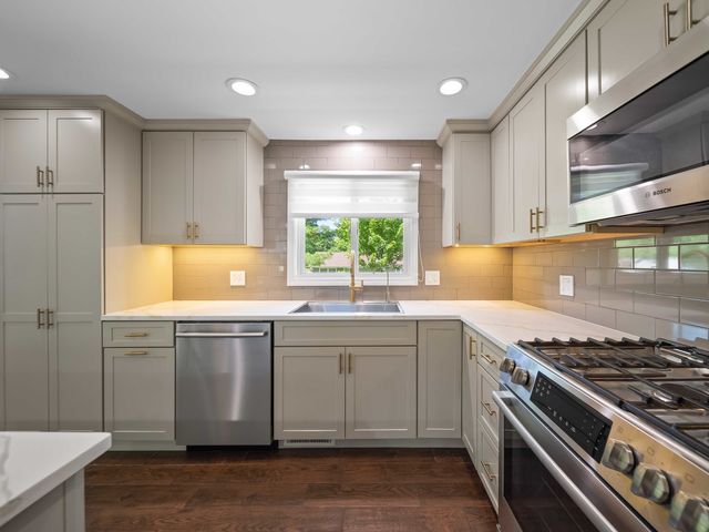 600 S SPRINGINSGUTH Road, Schaumburg, IL 60193
