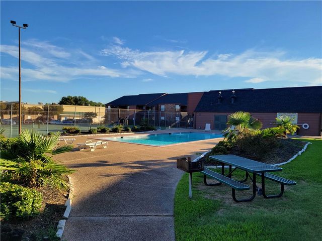 904 University Oaks Boulevard 17, College Station, TX 77840