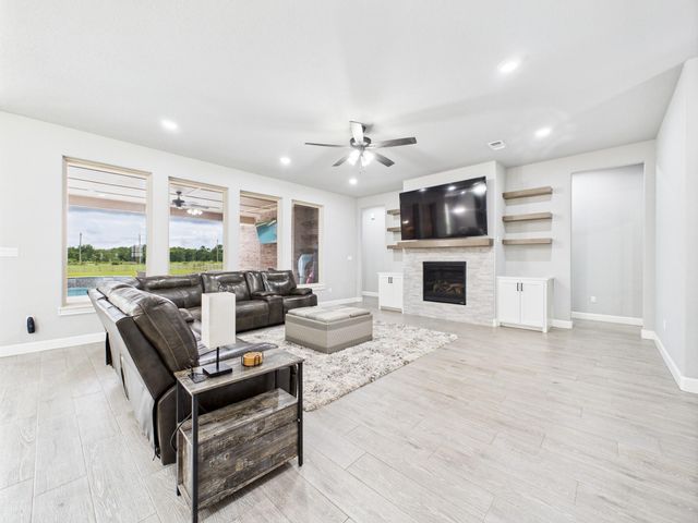 2711 Oakwood Shores Drive, Richwood, TX 77515