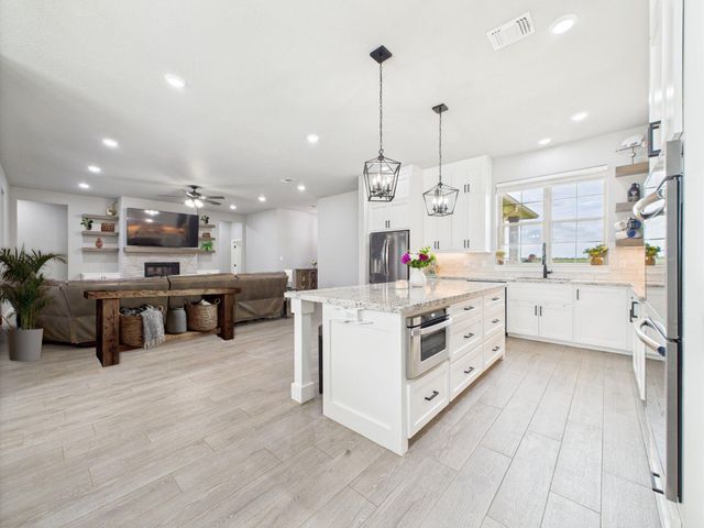 2711 Oakwood Shores Drive, Richwood, TX 77515