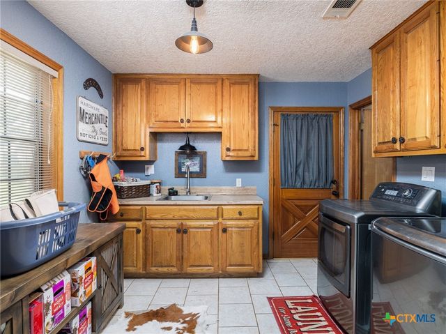1045 Private Road 7005, Lexington, TX 78947