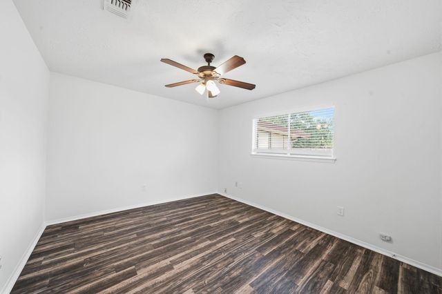 802 E Stadium Court, Friendswood, TX 77546