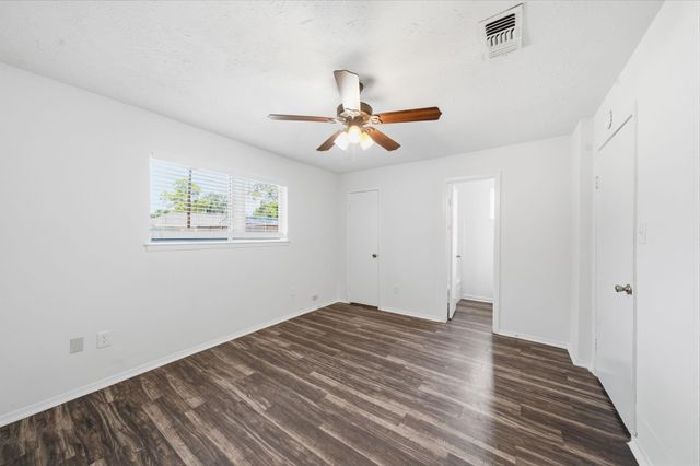 802 E Stadium Court, Friendswood, TX 77546