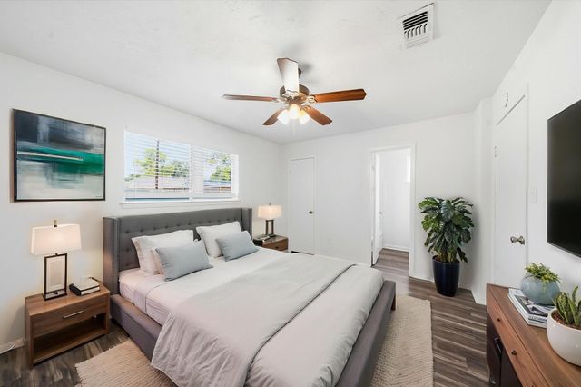 802 E Stadium Court, Friendswood, TX 77546
