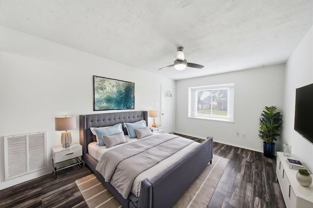 802 E Stadium Court, Friendswood, TX 77546