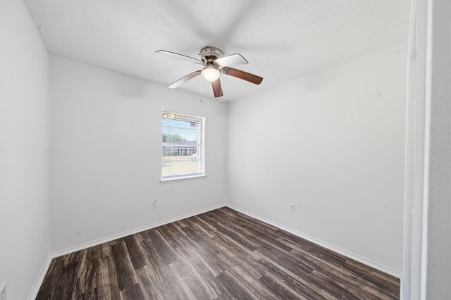 802 E Stadium Court, Friendswood, TX 77546
