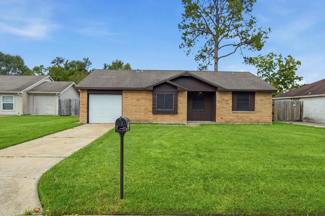 802 E Stadium Court, Friendswood, TX 77546