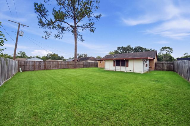 802 E Stadium Court, Friendswood, TX 77546