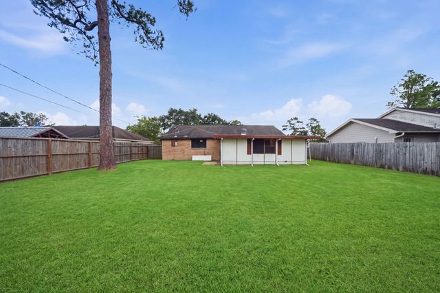 802 E Stadium Court, Friendswood, TX 77546