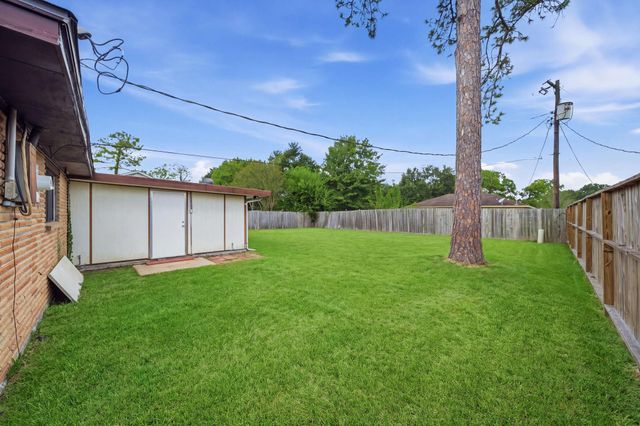 802 E Stadium Court, Friendswood, TX 77546