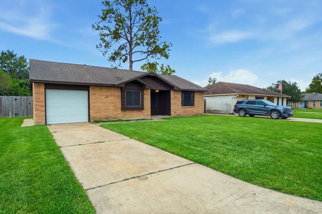 802 E Stadium Court, Friendswood, TX 77546