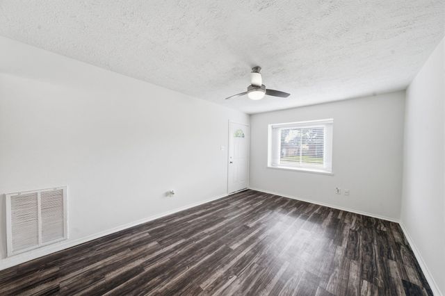 802 E Stadium Court, Friendswood, TX 77546