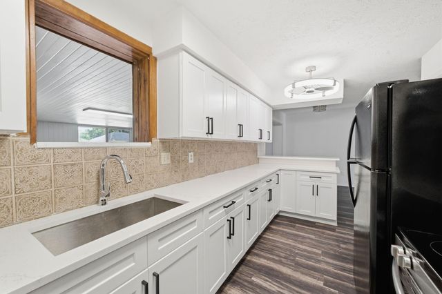 802 E Stadium Court, Friendswood, TX 77546