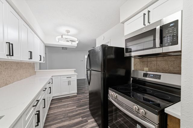 802 E Stadium Court, Friendswood, TX 77546