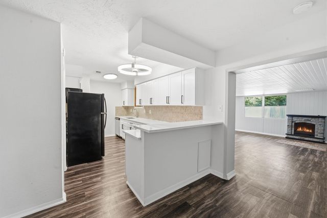 802 E Stadium Court, Friendswood, TX 77546