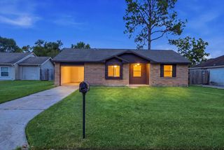 802 E Stadium Court, Friendswood, TX 77546