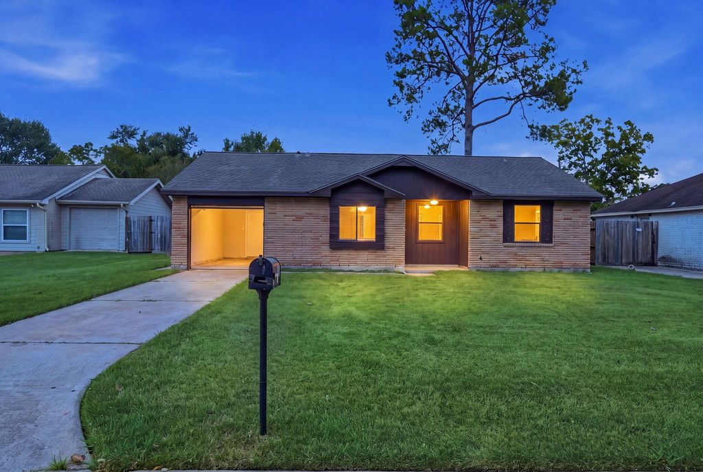 802 E Stadium Court, Friendswood, TX 77546