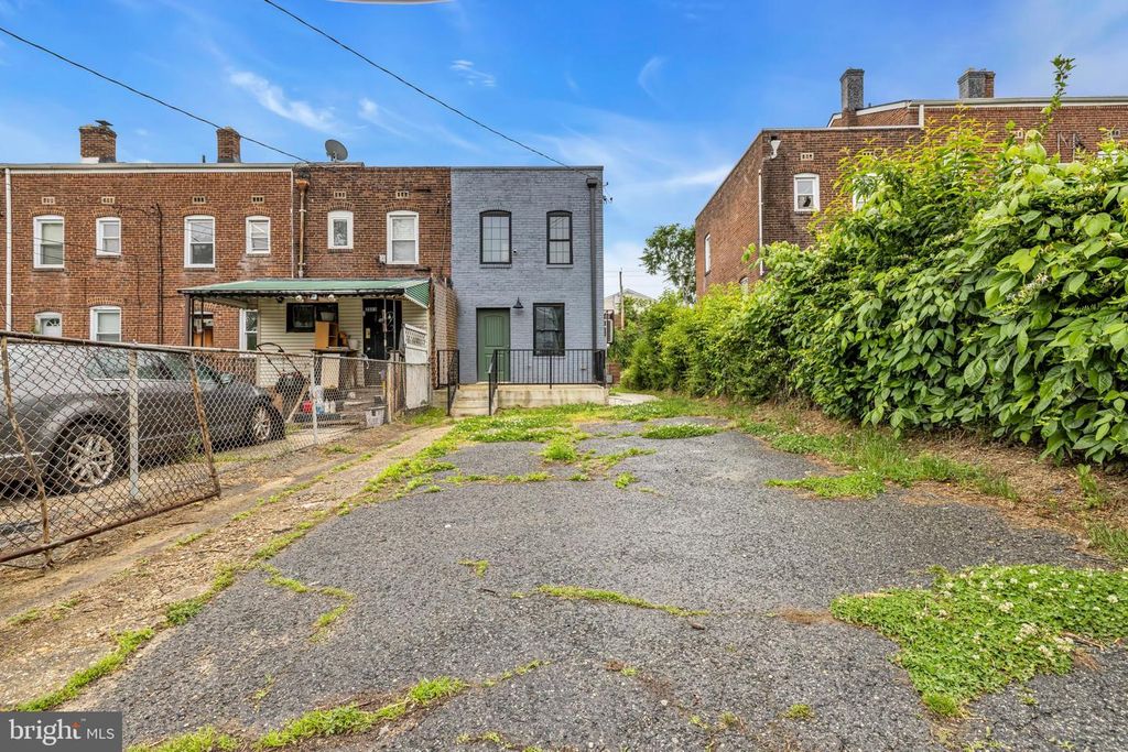 Image 11 of property listing at 2801 ROUND RD, Baltimore, MD 21225