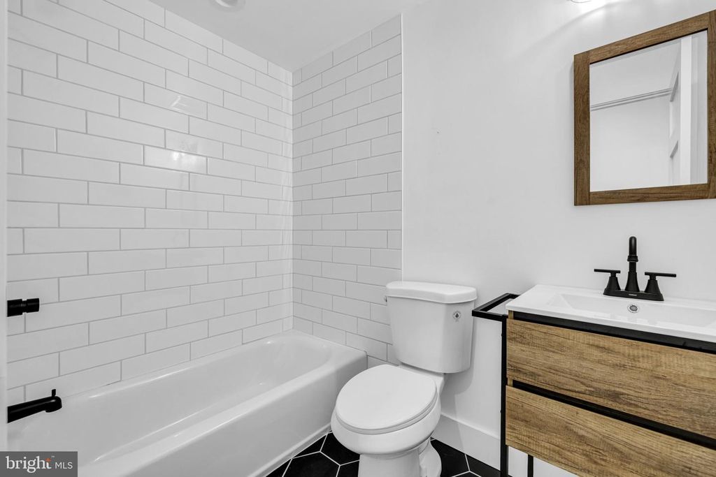 Image 13 of property listing at 2801 ROUND RD, Baltimore, MD 21225