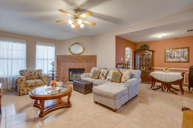 625 Creekview Drive, Burleson, TX 76028