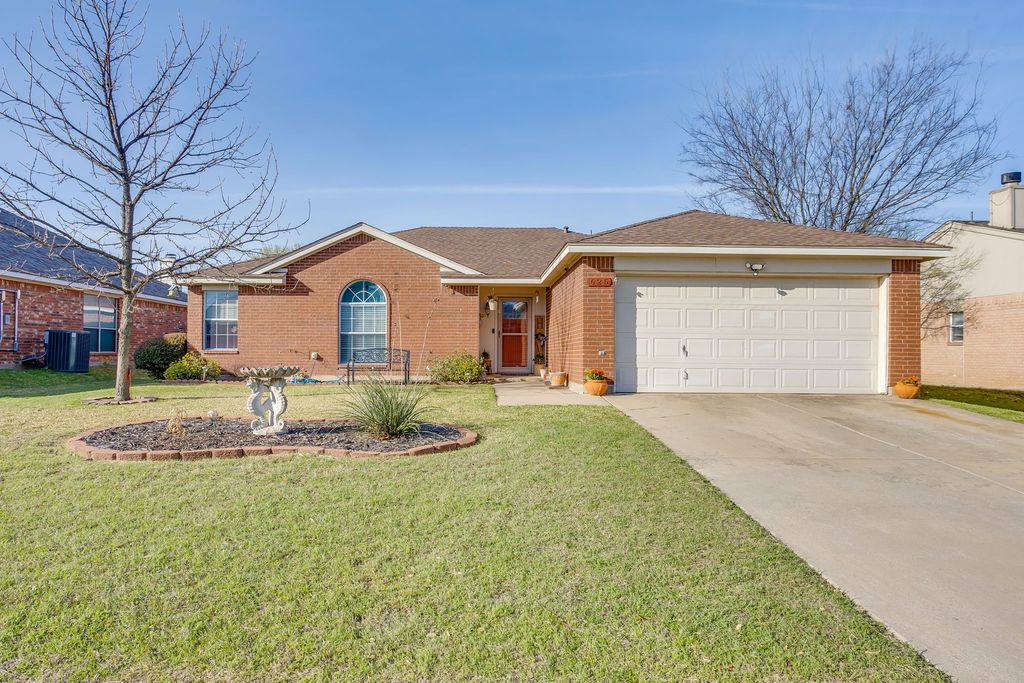 625 Creekview Drive, Burleson, TX 76028
