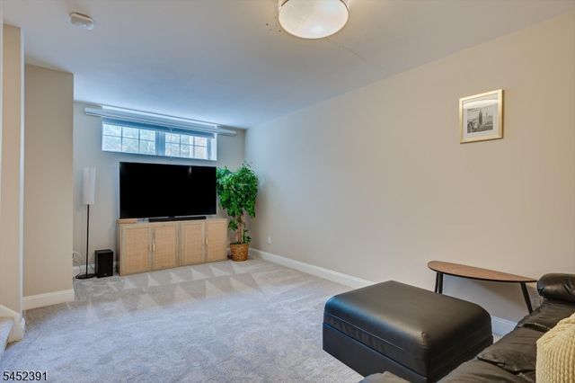 13 Franklin School Way, Metuchen Boro, NJ 08840