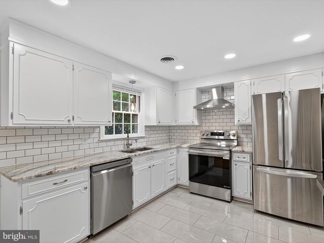 880 CORVAIR RD, Lancaster, PA 17601