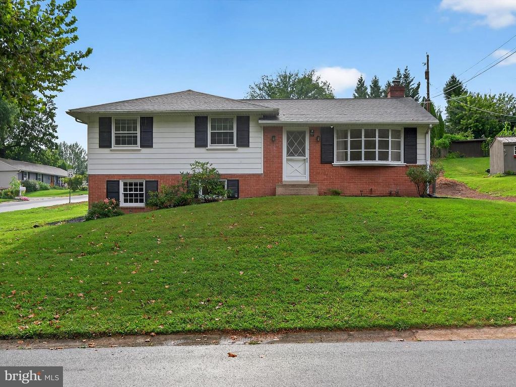 880 CORVAIR RD, Lancaster, PA 17601