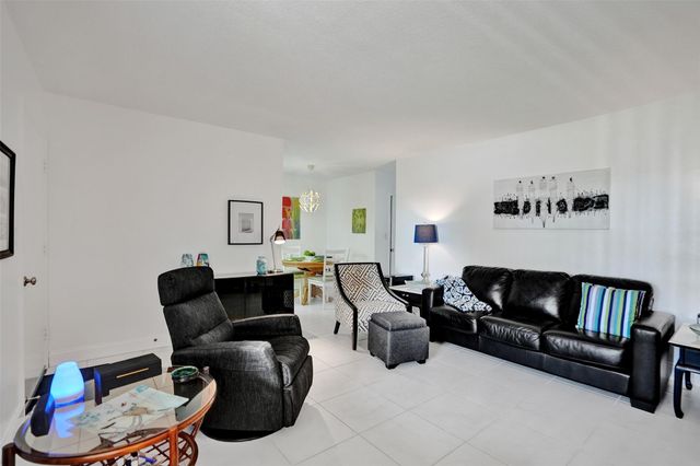 17001 NE 13th Ave 104, Miami, FL 33162