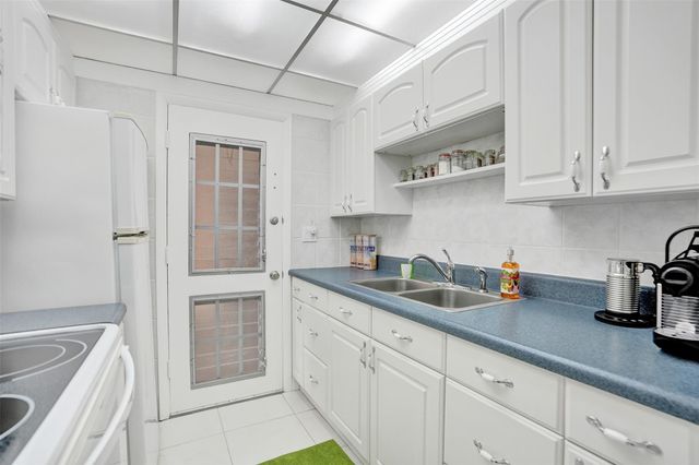 17001 NE 13th Ave 104, Miami, FL 33162