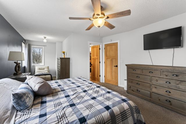 1244 Granada Circle N, Oakdale, MN 55128