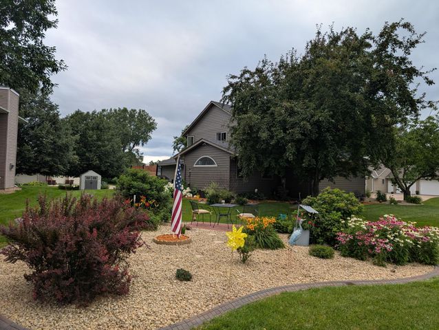 1244 Granada Circle N, Oakdale, MN 55128