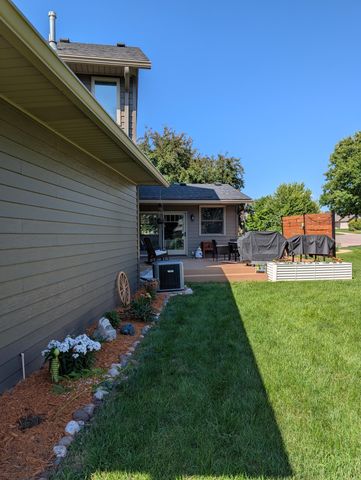 1244 Granada Circle N, Oakdale, MN 55128