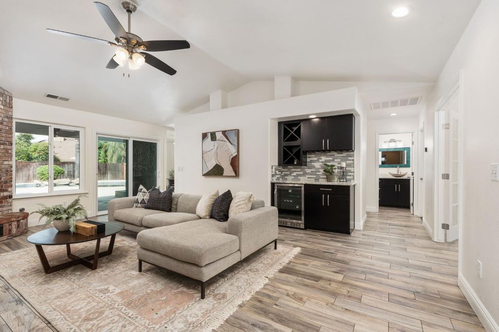 Image 10 of property listing at 2371 Sophia Lane, Kingsburg, CA 93631