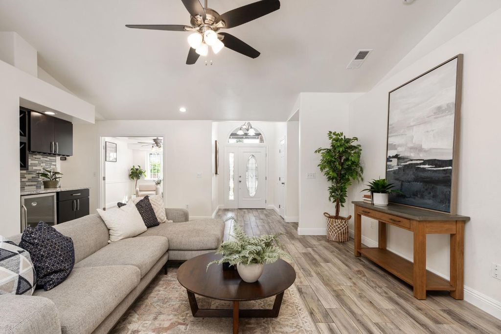 Image 12 of property listing at 2371 Sophia Lane, Kingsburg, CA 93631