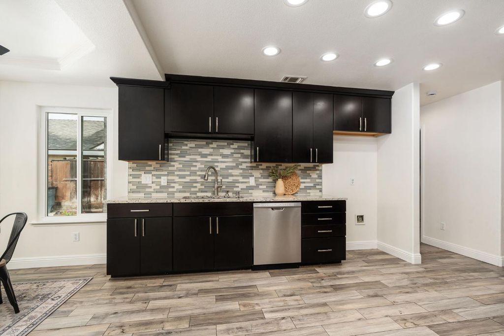 Image 19 of property listing at 2371 Sophia Lane, Kingsburg, CA 93631