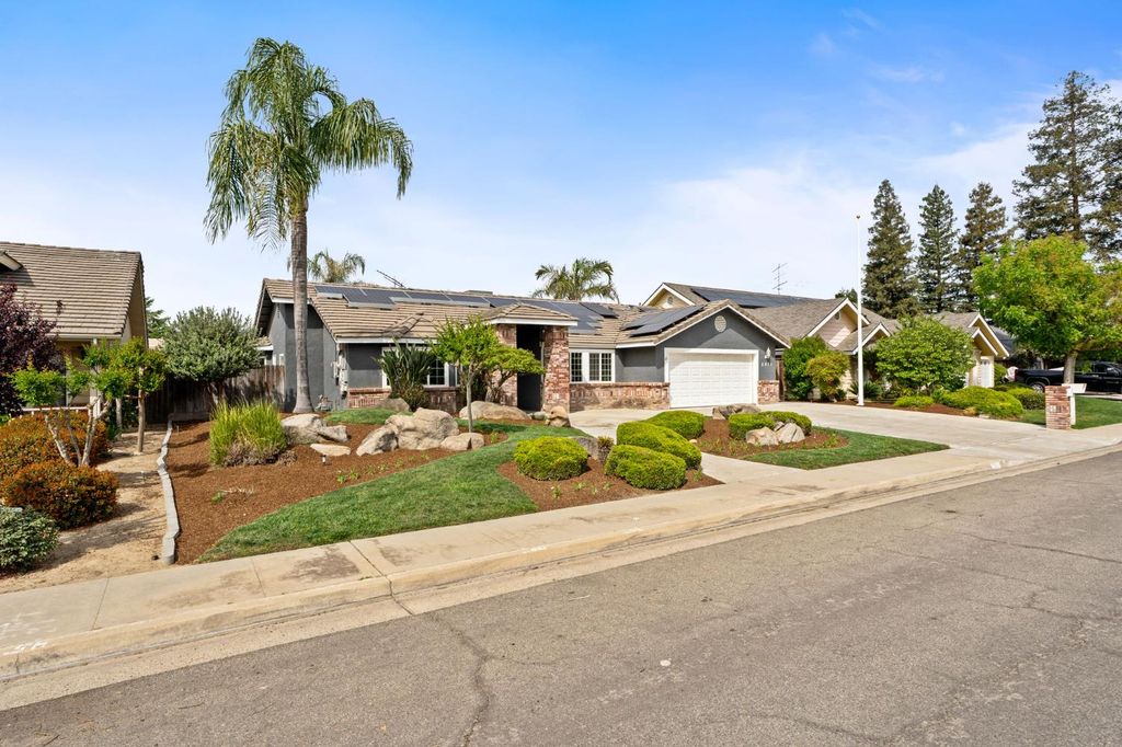 Image 2 of property listing at 2371 Sophia Lane, Kingsburg, CA 93631